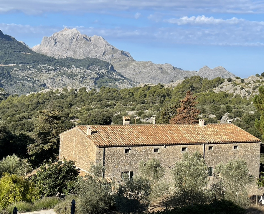 Fotografía exterior de la casa con vistas a la Serra de Tramuntana