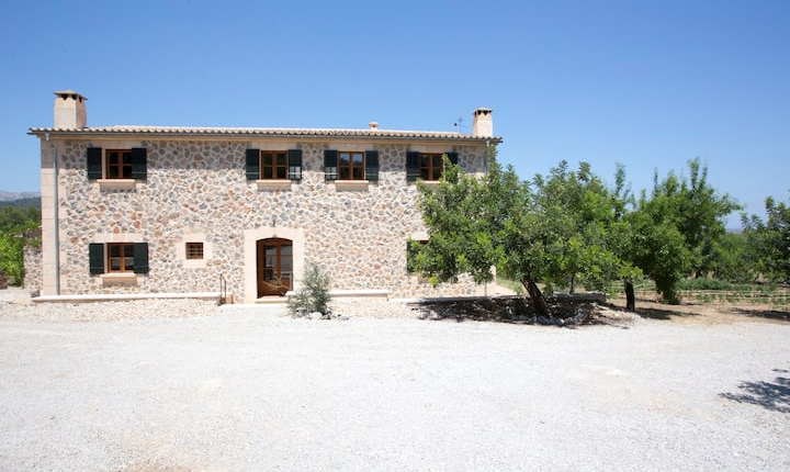 Fotografía de la fachada principal de una casa