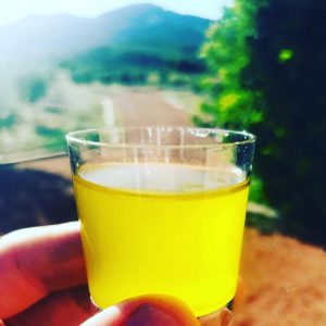 Imagen de un vaso de aceite refinado