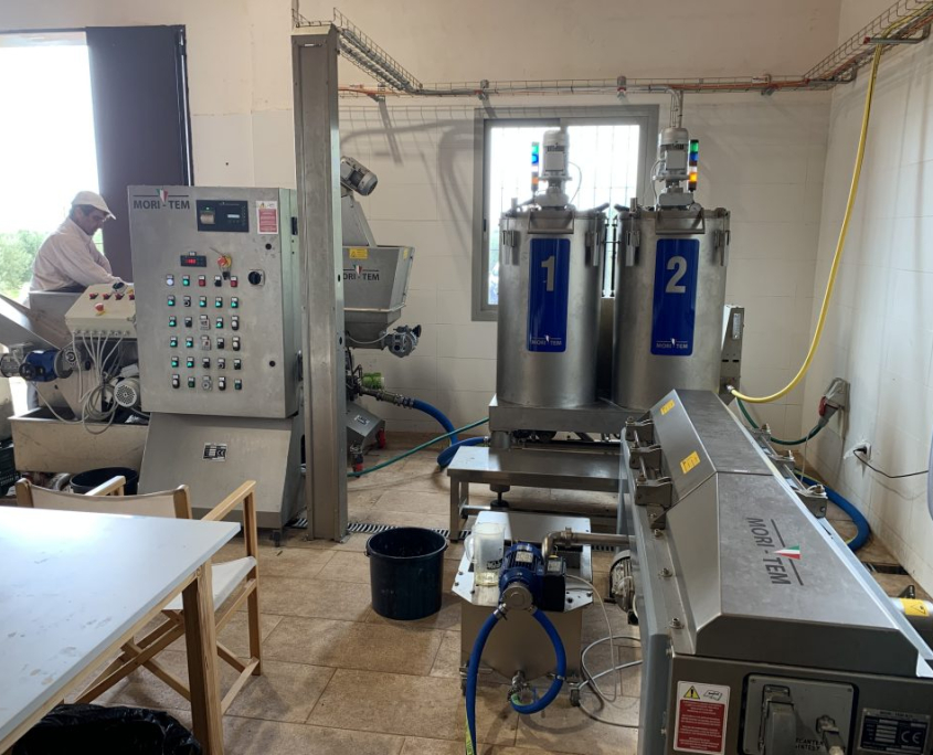 Imagen de una almazara con trabajador